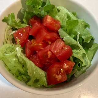 湯剥きトマトと柔らかフリルレタスのサラダ